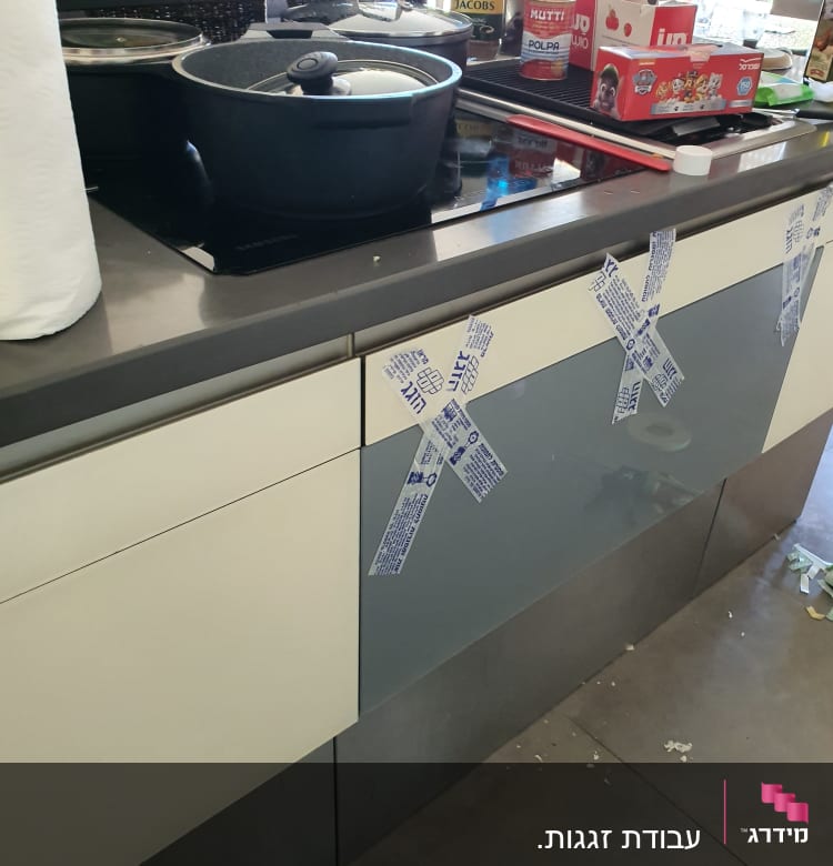 מכסה זכוכית על סיר במטבח מודרני